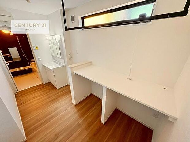 ランドリールーム付き！小窓付きで換気が出来るのでカビや水垢対策に！