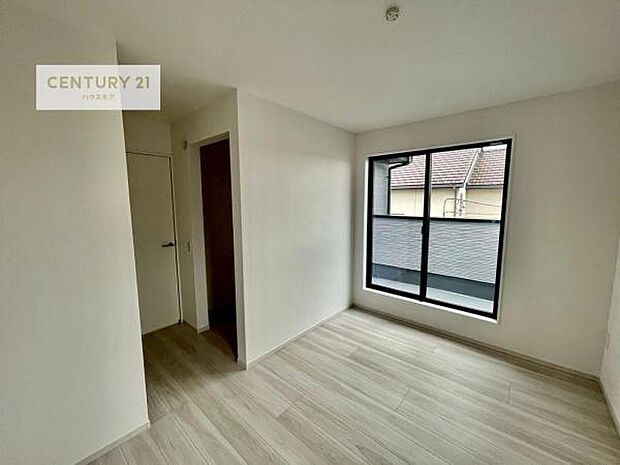 明るい室内は、風通しも良く、明るく大変居心地の良い空間となっております。リラックスして過ごせる心地の良いお部屋です！朝の目覚めがスッキリしますね！