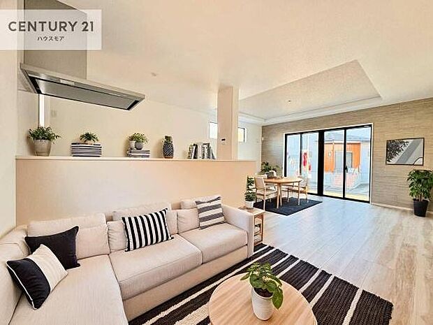 家具はCGパースです。大切な家族が集まるからこそLDKにはこだわりたい。子供たちが元気に笑いながら走り回っている姿を見た時が「広い家にして良かった」と思う瞬間です。