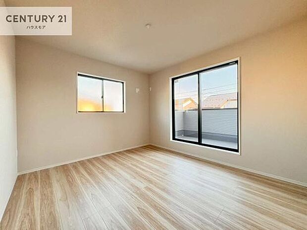 バルコニーに面している洋室です。明るく温もりがあり、換気もしっかりできます！朝起きて、外に出て背伸びをしつつ深呼吸をし良い朝を迎え入れることができます。