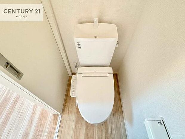1・2階にトイレがございます！朝の忙しい時間帯も待たずにすみそうですね。白を基調とした清潔感のあるトイレでお手入れがしやすいです！
