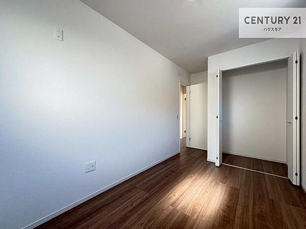 掃き出し窓がないお部屋は、お子様のお部屋としても安心です！収納スペースも充実しているので散らかったお部屋をサッと片付けられます！