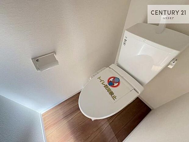 1・2階にトイレがございます！朝の忙しい時間帯も待たずにすみそうですね。白を基調とした清潔感のあるトイレでお手入れがしやすいです！