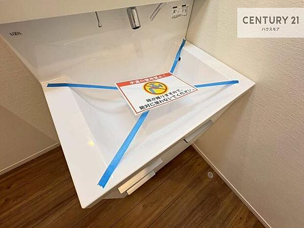 深い洗面台ボウルは、水が跳ねにくいのでお手入れが楽々！清潔感が保てます！キレイな洗面所で自分磨きのモチベーションが上がりますね！