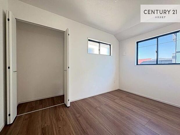 洋室は子供部屋や寝室、色々と用途多彩に利用できますね。収納力もたっぷりなので、広々気持ちよく過ごすことができます。