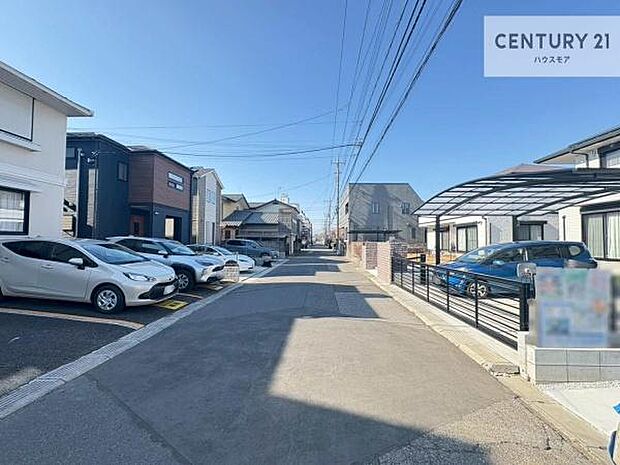 前面道路は6ｍ！陽当り良好な立地です。車庫入れが苦手な方も安心ですね。