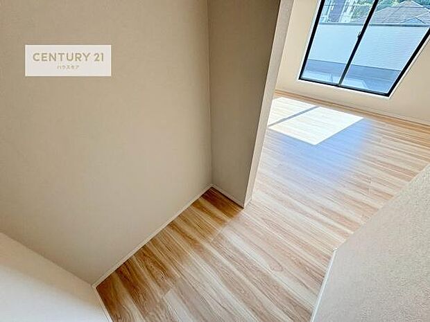 ウォークインクローゼット付きです。たくさんのお洋服などを収納しておけそうですね！他にも扇風機や加湿器など季節物の大きな家電も収納できます。