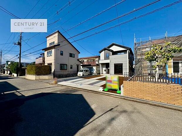 前面道路は6ｍ！陽当り良好な立地です。車庫入れが苦手な方も安心ですね。