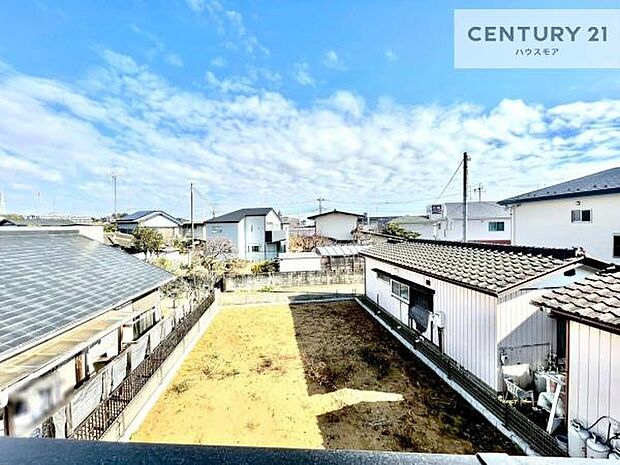 落ち着きある住宅街です！周囲には高い建物がなく、空が広く開放感があり、陽当たりを大きく遮られることもありません！気持ちの良い風が通り抜ける街並みです！
