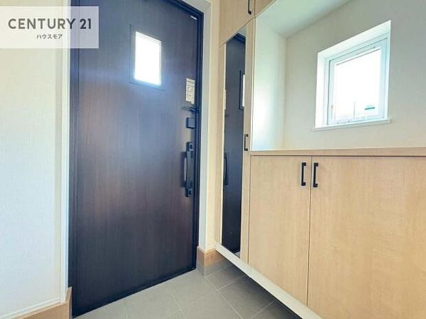 シューズボックス付きなので、玄関が片付きお掃除がしやすいです！スッキリした玄関で戸を開けた瞬間、清潔感のある心地いい空間が出迎えてくれます。