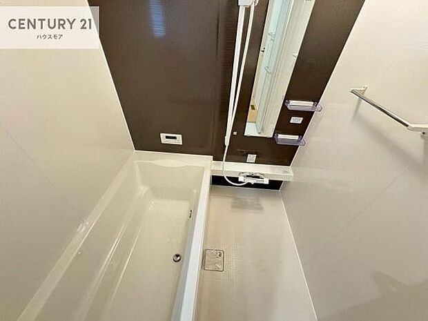 落ち着きある大人の雰囲気のバスルームは、味が出ていてバスタイムが充実！お仕事頑張っているご褒美にお好みの匂いの入浴剤を入れて、楽しんでみてはいかがでしょうか？