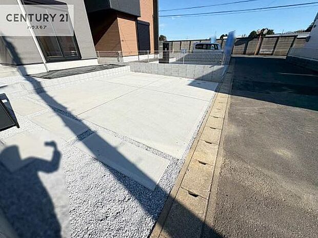 駐車スペースは2台分あります！セカンドカーはもちろん、バイクや自転車なども置き場所に困りません。