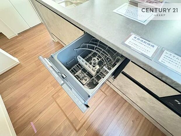 食洗機付き！忙しい時や冬場は手荒れ防止として大活躍します！ビルトイン仕様なので、場所も取らず調理スペースも広く使えて手際よく作業が出来ます！