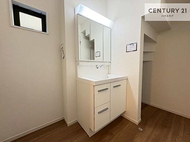 小窓付きの明るい洗面室です！湿気もすぐに入れ替えができて清潔に保つことができます！自然光が差し込むのでお化粧の仕上がりも良くなりますね！