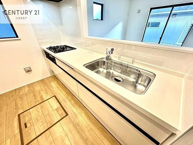 大人気の対面式システムキッチンを採用しています！ご家族のコミュニケーションが自然と増える設計です。お子様にも目が届くので嬉しいですね。広々使えて快適に作業が進みます。