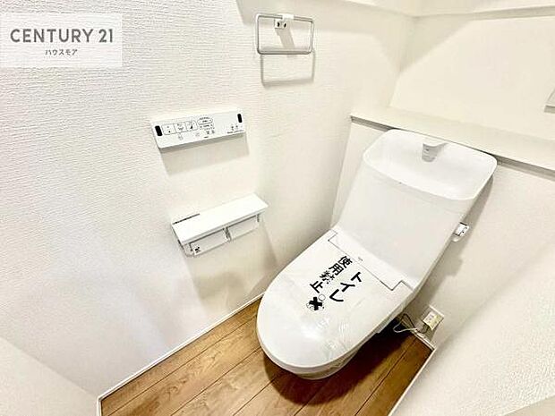 1・2階にトイレがございます！朝の忙しい時間帯も待たずにすみそうですね。白を基調とした清潔感のあるトイレでお手入れがしやすいです！