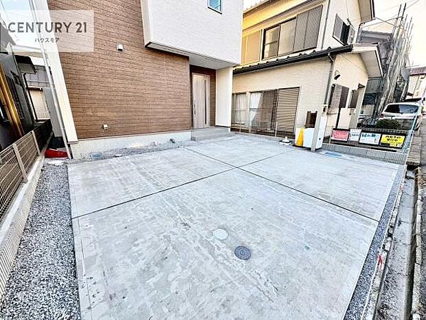 駐車スペースは2台分あります！セカンドカーはもちろん、バイクや自転車なども置き場所に困りません。