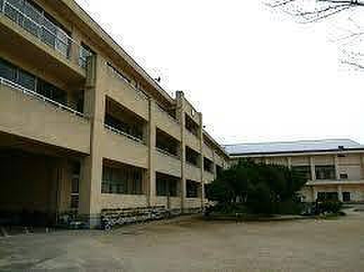 牛久市立岡田小学校まで1200m