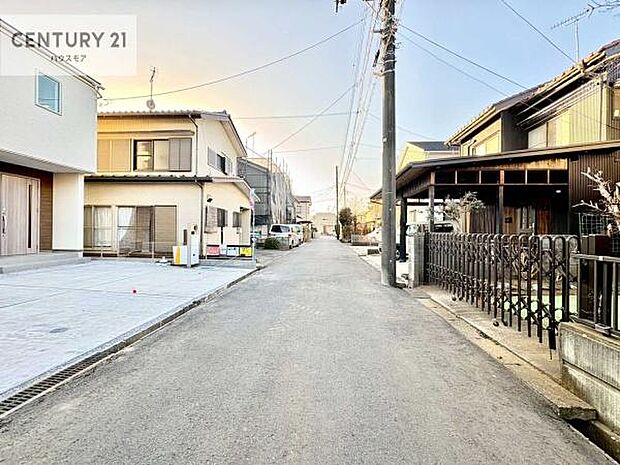 前面道路は4.5ｍ！陽当り良好な立地です。車庫入れが苦手な方も安心ですね。