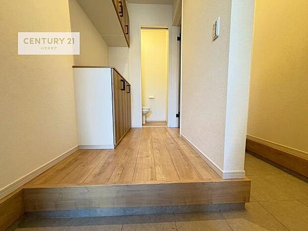疲れて帰ってきても、ただいま！を言いたくなる、優しく迎え入れてくれる空間になっています。明るく温もり溢れる玄関です！