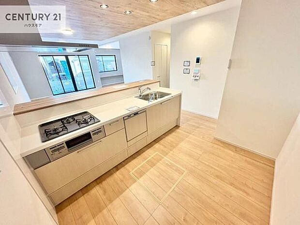 ゆとりある調理スペースで作業がしやすい快適なキッチンです！お子様と一緒にお菓子造りも楽しめる広々スペースです。楽しい調理時間になりそうですね！