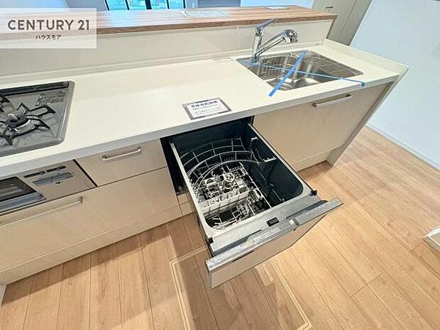 食洗機付き！忙しい時や冬場は手荒れ防止として大活躍します！ビルトイン仕様なので、場所も取らず調理スペースも広く使えて手際よく作業が出来ます！