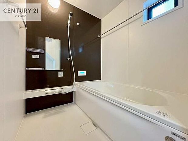 落ち着きある大人の雰囲気のバスルームは、味が出ていてバスタイムが充実！お仕事頑張っているご褒美にお好みの匂いの入浴剤を入れて、楽しんでみてはいかがでしょうか？