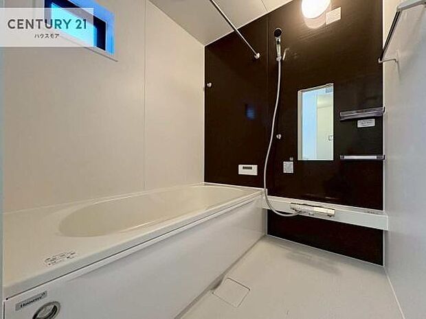 落ち着きある大人の雰囲気のバスルームは、味が出ていてバスタイムが充実！お仕事頑張っているご褒美にお好みの匂いの入浴剤を入れて、楽しんでみてはいかがでしょうか？