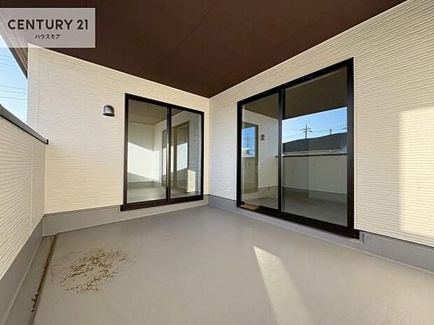 広々としたバルコニーで一日の始まりをスタート！お洗濯ものをたっぷり気持ちよく干せます！