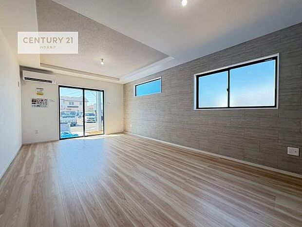 大きな窓からたっぷりの陽ざしが入る明るいリビング。開放感のあるリビングで家族団らんのくつろぎの時間を過ごせます。