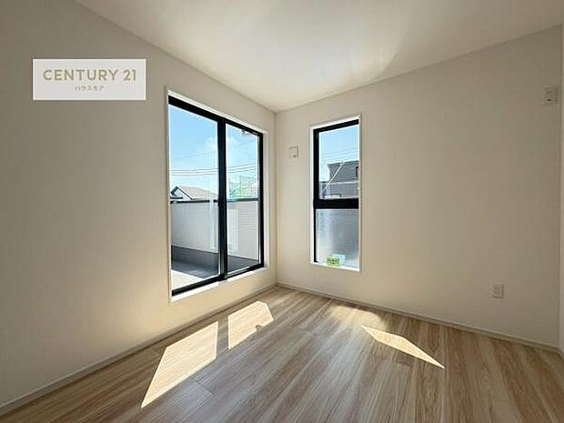 柔らかい陽光が差し込む明るいお部屋を演出する設計。彩光の取れる窓が気持ちの良いお部屋を創り上げます。朝の目覚めがスッキリします！