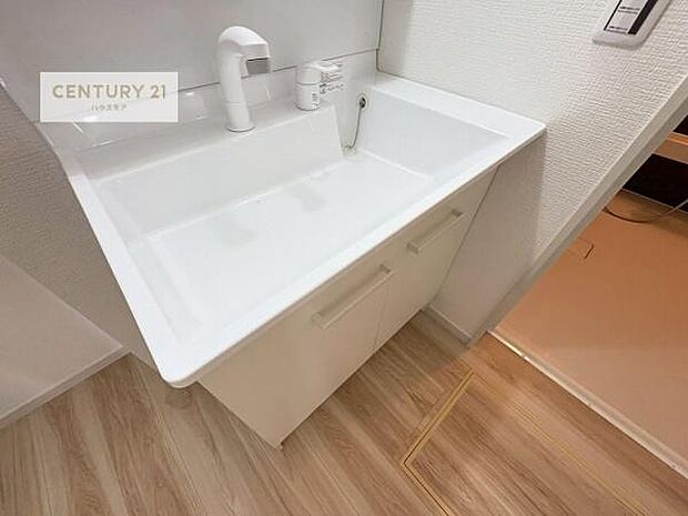 深い洗面台ボウルは、水が跳ねにくいのでお手入れが楽々！清潔感が保てます！キレイな洗面所で自分磨きのモチベーションが上がりますね！