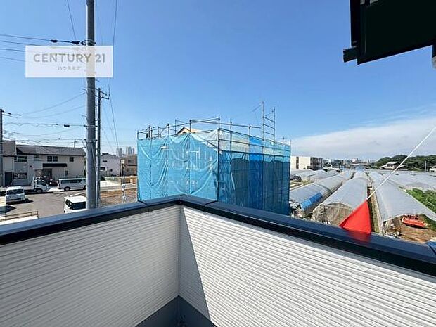 広々としているバルコニーです！お洗濯物を干すのはもちろん風に当たりながらくつろぎタイムが送れます！