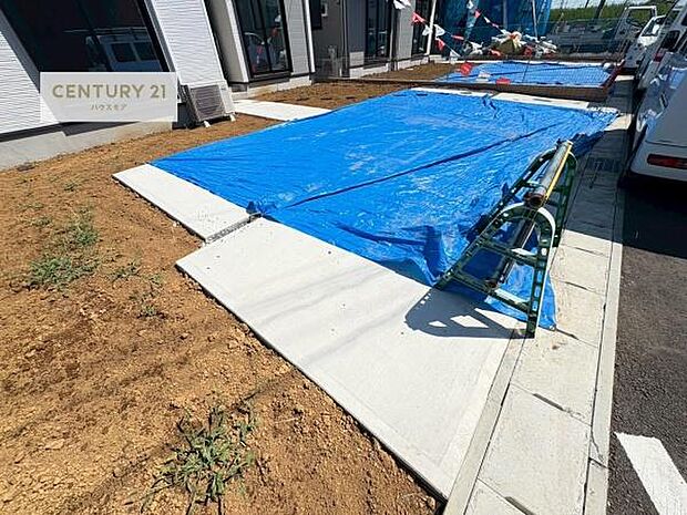 駐車スペースは2台分あります！セカンドカーはもちろん、バイクや自転車なども置き場所に困りません。