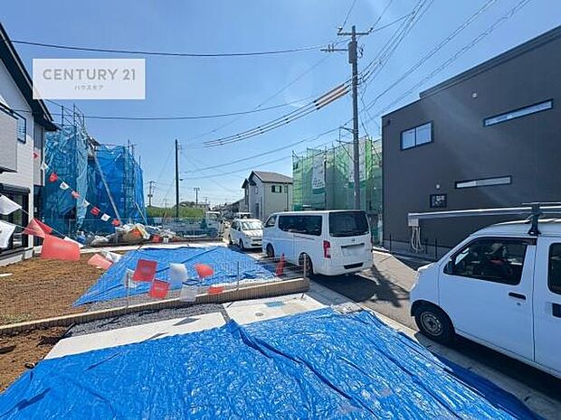 前面道路は6ｍ！陽当り良好な立地です。車庫入れが苦手な方も安心ですね。