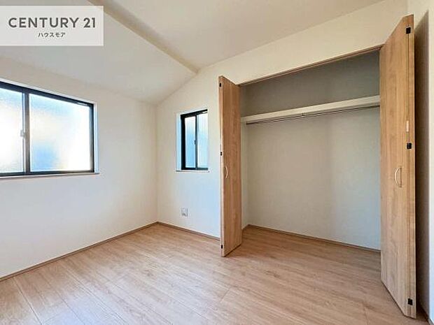 掃き出し窓がないお部屋は、お子様のお部屋としても安心です！収納スペースも充実しているので散らかったお部屋をサッと片付けられます！