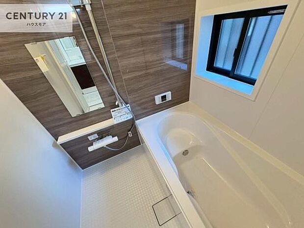 落ち着きある大人の雰囲気のバスルームは、味が出ていてバスタイムが充実！お仕事頑張っているご褒美にお好みの匂いの入浴剤を入れて、楽しんでみてはいかがでしょうか？