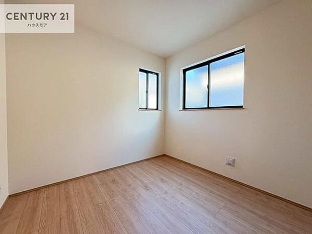 2面採光を確保した明るい室内は、風通しも良く、明るく大変居心地の良い空間となっております。リラックスして過ごせる心地の良いお部屋です！朝の目覚めがスッキリしますね！