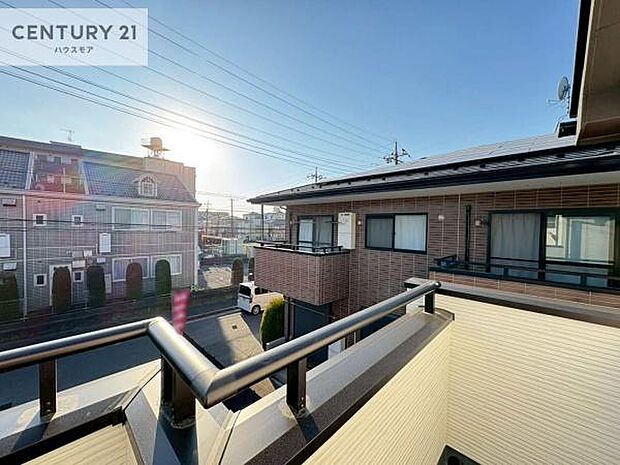 晴れた日には青い空を見渡せる開放的な時間を楽しめます。気持ちの良い風が通り抜ける街並みです！