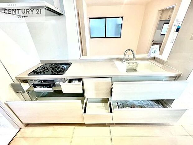 収納スペースが豊富で、調理スペースがスッキリと片付きひろ〜く活用できます！快適に作業ができます！毎日の料理が捗ります！