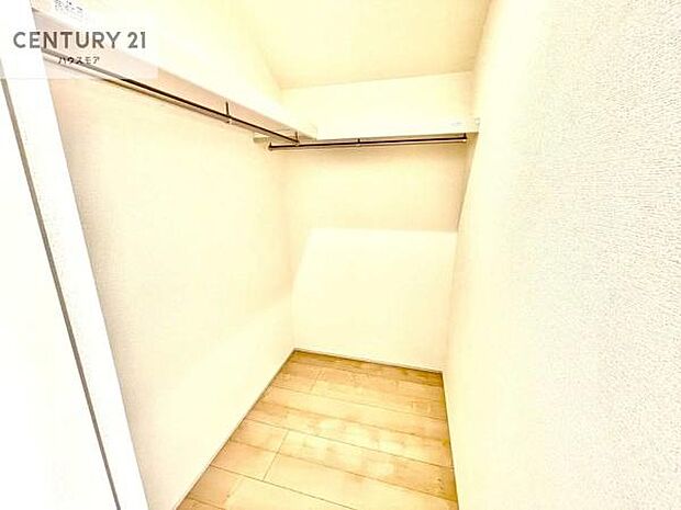 ウォークインクローゼット付きです。たくさんのお洋服などを収納しておけそうですね！他にも扇風機や加湿器など季節物の大きな家電も収納できます。