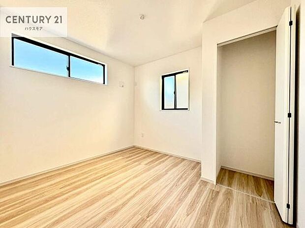 2面採光を確保した明るい室内は、風通しも良く、明るく大変居心地の良い空間となっております。リラックスして過ごせる心地の良いお部屋です！朝の目覚めがスッキリしますね！