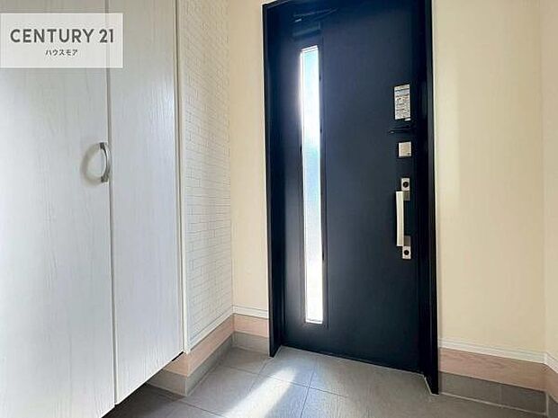 シューズボックス付きなので、玄関が片付きお掃除がしやすいです！スッキリした玄関で戸を開けた瞬間、清潔感のある心地いい空間が出迎えてくれます。