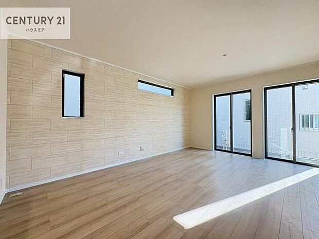 大きな窓からたっぷりの陽ざしが入る明るいリビング。開放感のあるリビングで家族団らんのくつろぎの時間を過ごせます。