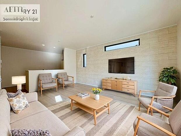 家具はCGパースです。心地良いリビングは家族が自然と集まります。家族団欒の時間が増えそうです。ご家族と、より一層充実した時間を過ごせそうですね。