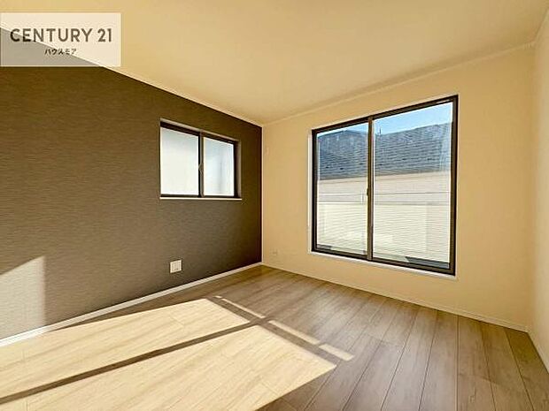 バルコニーに面している洋室です。明るく温もりがあり、換気もしっかりできます！朝起きて、外に出て背伸びをしつつ深呼吸をし良い朝を迎え入れることができます。