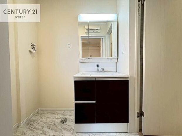 三面鏡仕様の洗面所は、身だしなみがしやすい造り！裏は収納になっています。ドライヤーやお化粧道具を片付けられるので洗面台周りをスッキリと見せることが出来ます！