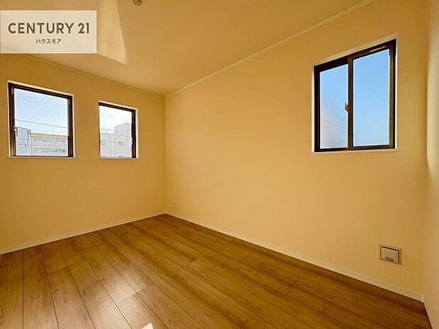 2面採光を確保した明るい室内は、風通しも良く、明るく大変居心地の良い空間となっております。リラックスして過ごせる心地の良いお部屋です！朝の目覚めがスッキリしますね！