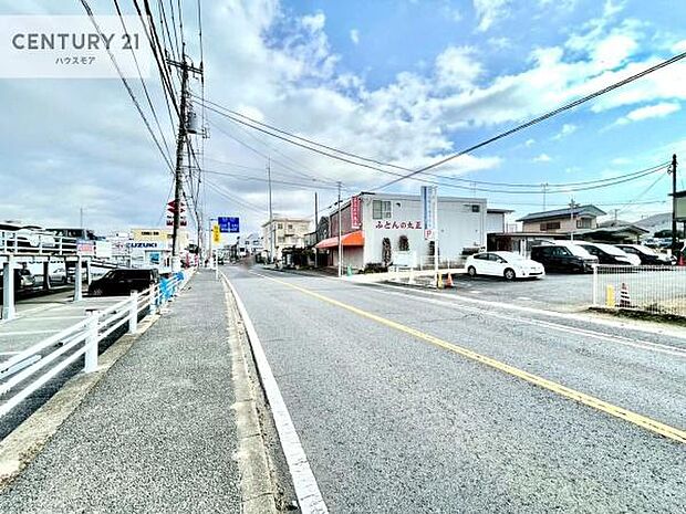 前面道路11.8ｍ！陽当り良好な立地です。車庫入れが苦手な方も安心ですね。