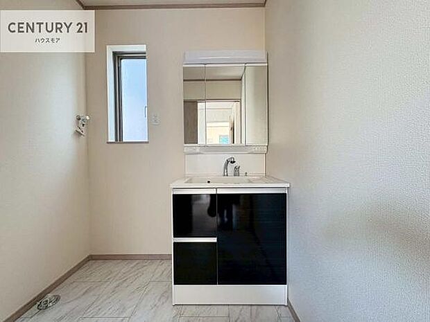 三面鏡仕様の洗面所は、身だしなみがしやすい造り！裏は収納になっています。ドライヤーやお化粧道具を片付けられるので洗面台周りをスッキリと見せることが出来ます！